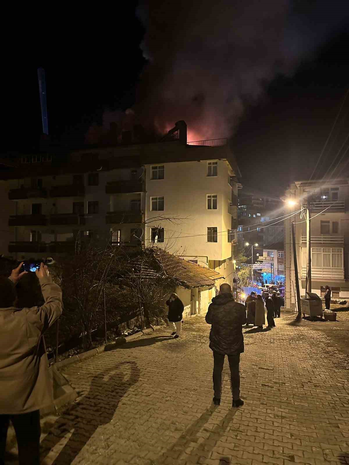 Kızılcahamamda Pansiyonun Çatı Katında Yangın Çıktı