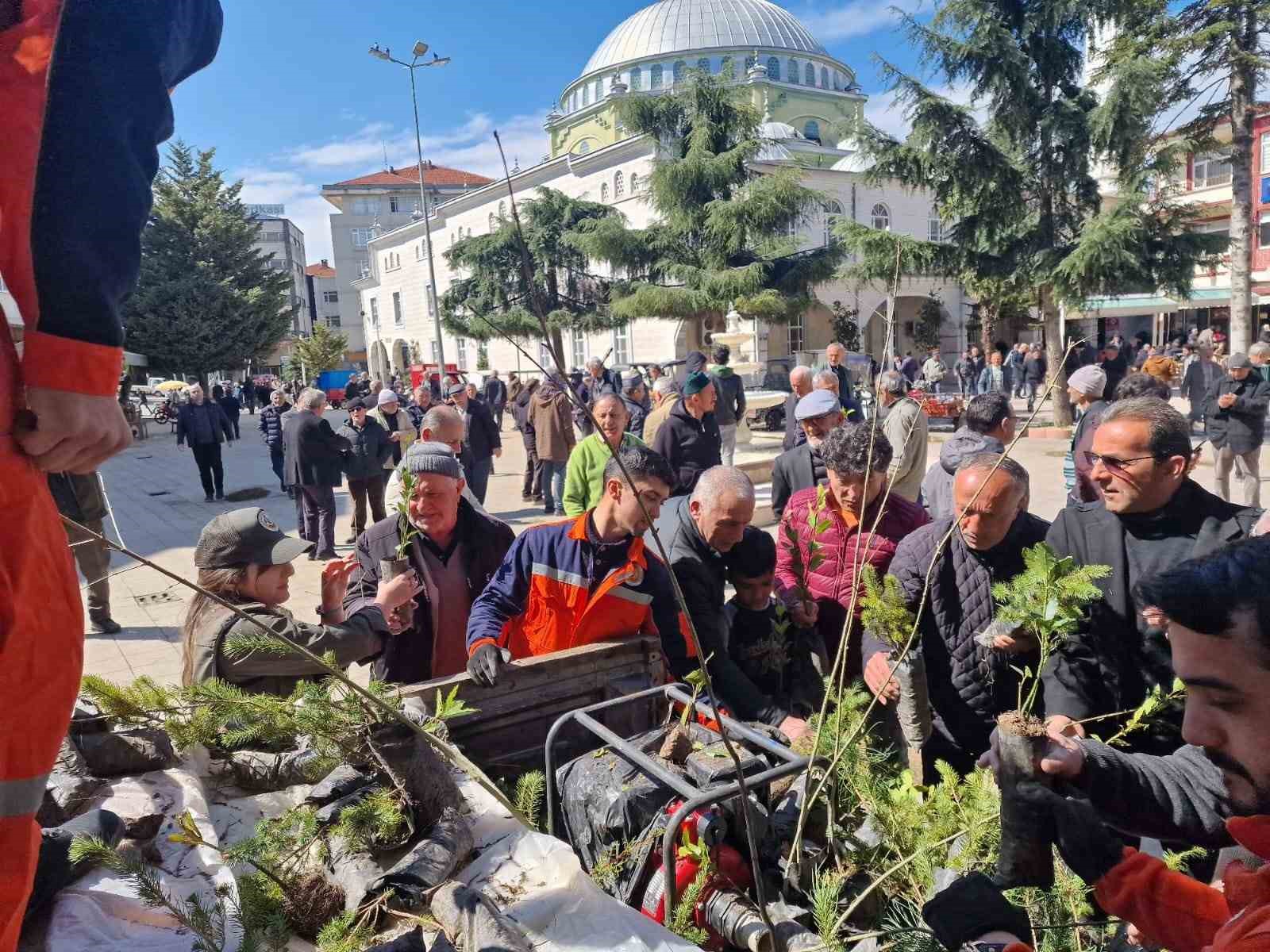 Kocaalide Vatandaşlara Ücretsiz Meyve Fidanı Dağıtıldı