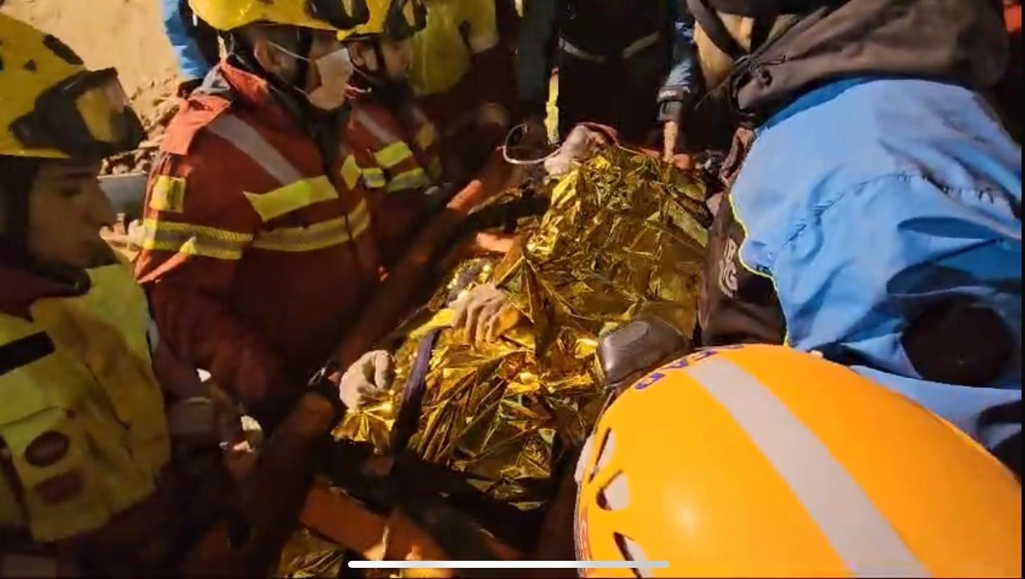 Konyada Çöken Bina Enkazından 2 Kişi Sağ Olarak Çıkarıldı