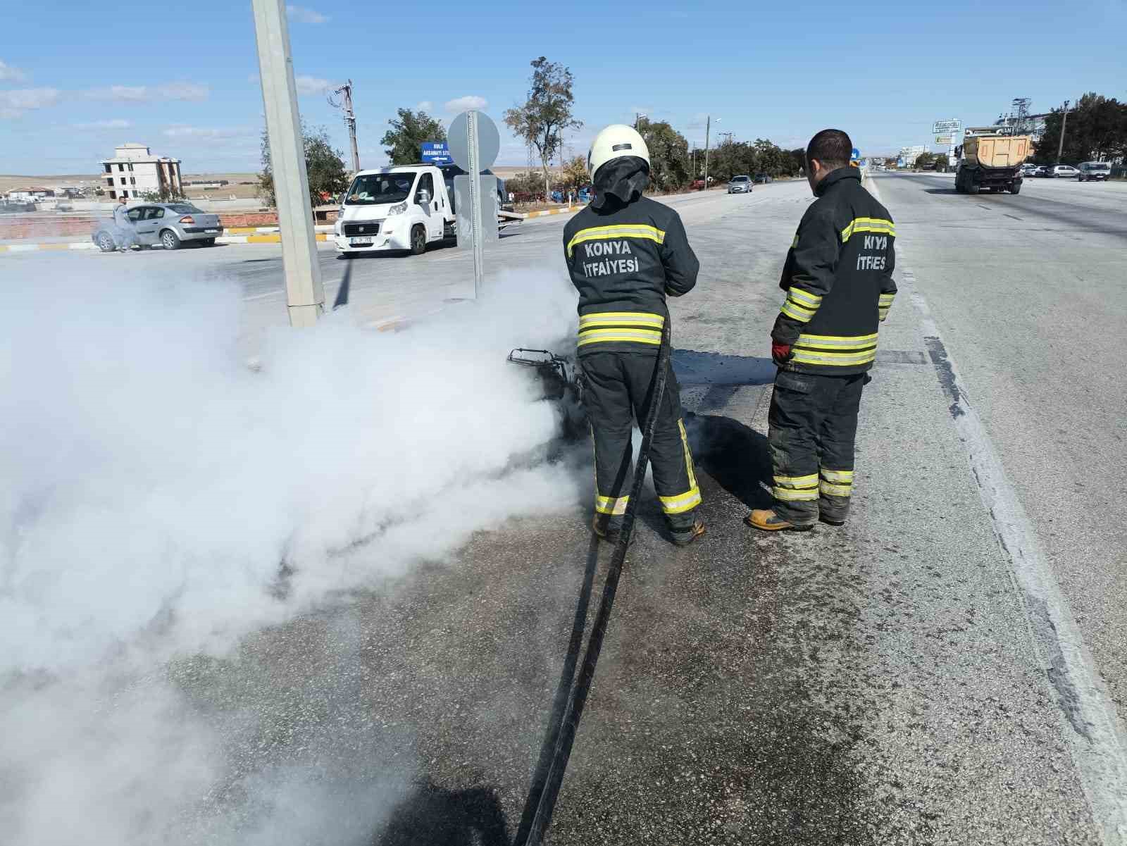 Konyada Yanan Motosiklet Hurdaya Döndü