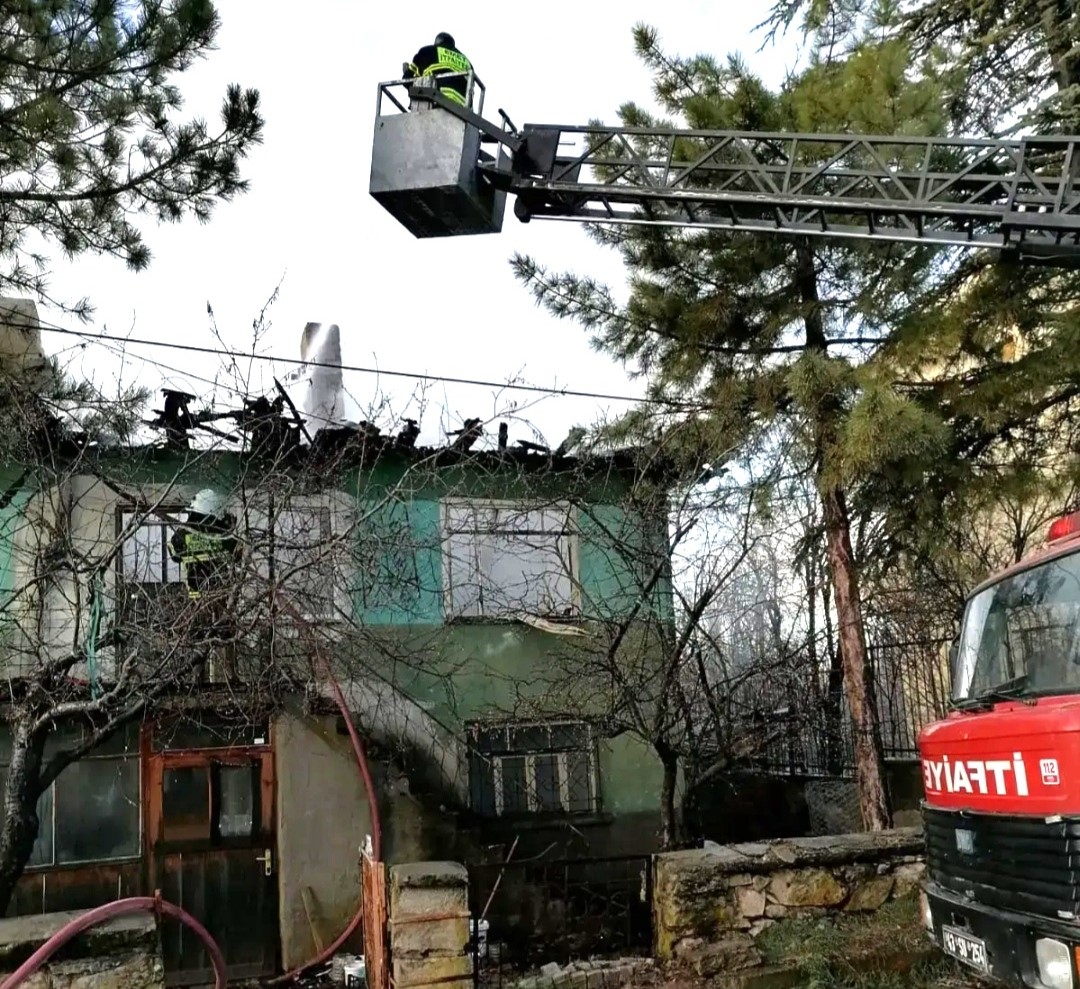 Köy Evinde Çıkan Yangın Korkuttu