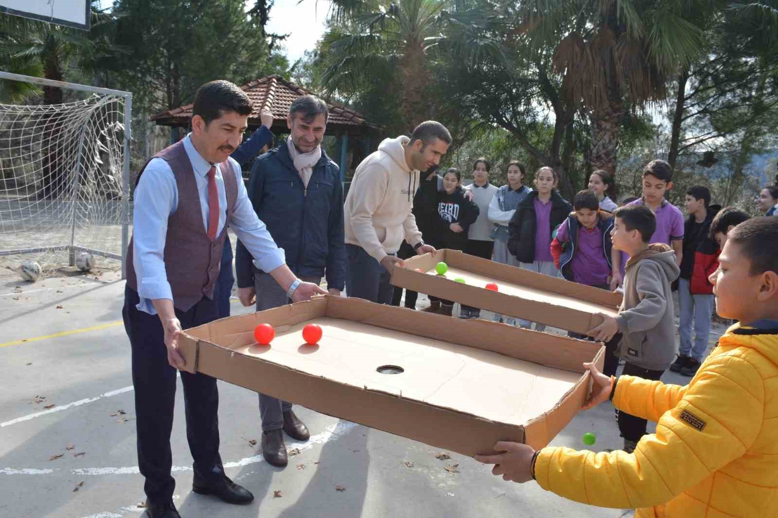 Köyceğiz İlçe Milli Eğitim Müdürü Karahan, Öğrencilerin Oyunlarına Eşlik Etti