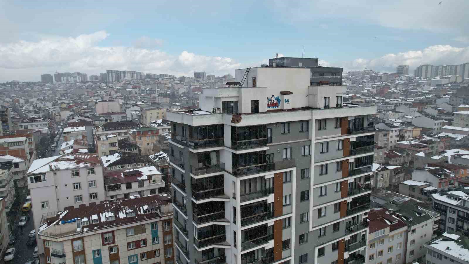 Küçükçekmecede Bir Binanın Çatısına Yıldırım Düştü: Kopan Parçalar Araçlara Zarar Verdi, 1 Yaralı