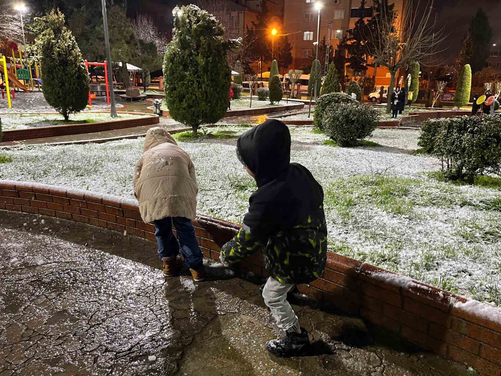 Küçükçekmecede Kar Yağışı Sonrası Çocuklar Soluğu Parklarda Aldı