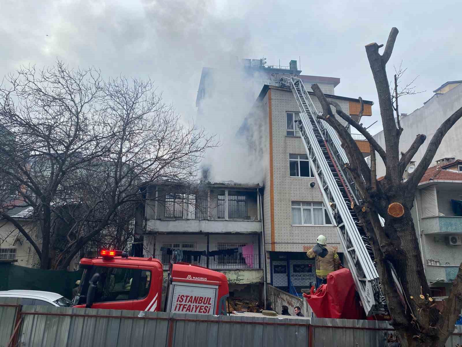 Küçükçekmecede Korkutan Yangın: 2 Katlı Gecekonduda Çıktı, Alevler Yan Binaya Sıçradı