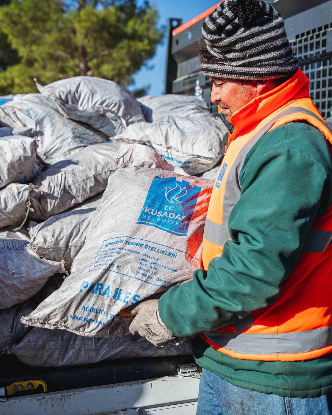 Kuşadasında Yakacak Yardımının Son Adresi Davutlar Oldu