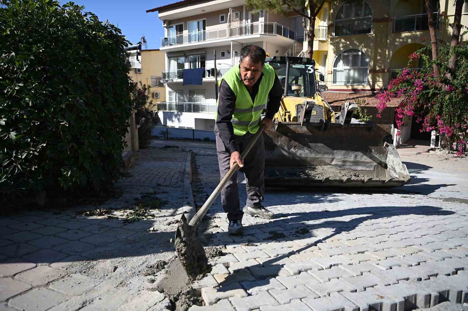 Kuşadasında Yol Yapım Ve Bakım Çalışmaları Sürüyor