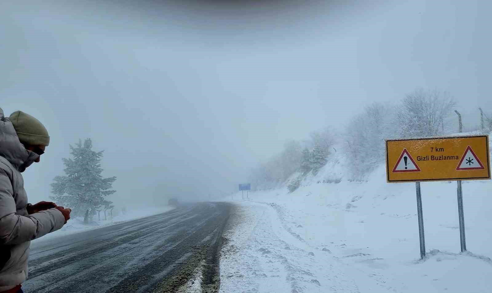 Kütahya Domaniçte Kar Ve Buzlanma Trafiği Aksatıyor