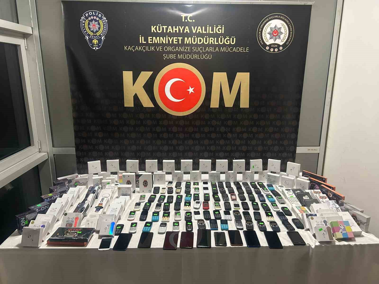 Kütahyada Gümrük Kaçağı 102 Telefon Ve 25 Akıllı Saat Ele Geçirildi