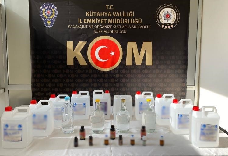 Kütahyada Kargodan 10 Litre, İki Evden 55 Litre Etil Alkol Ele Geçirildi