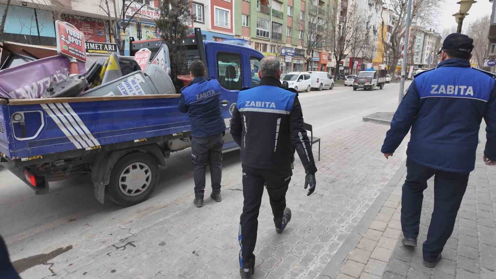 Kütahyada Zabıtadan Kaldırım İşgalcilerine Sıkı Denetim