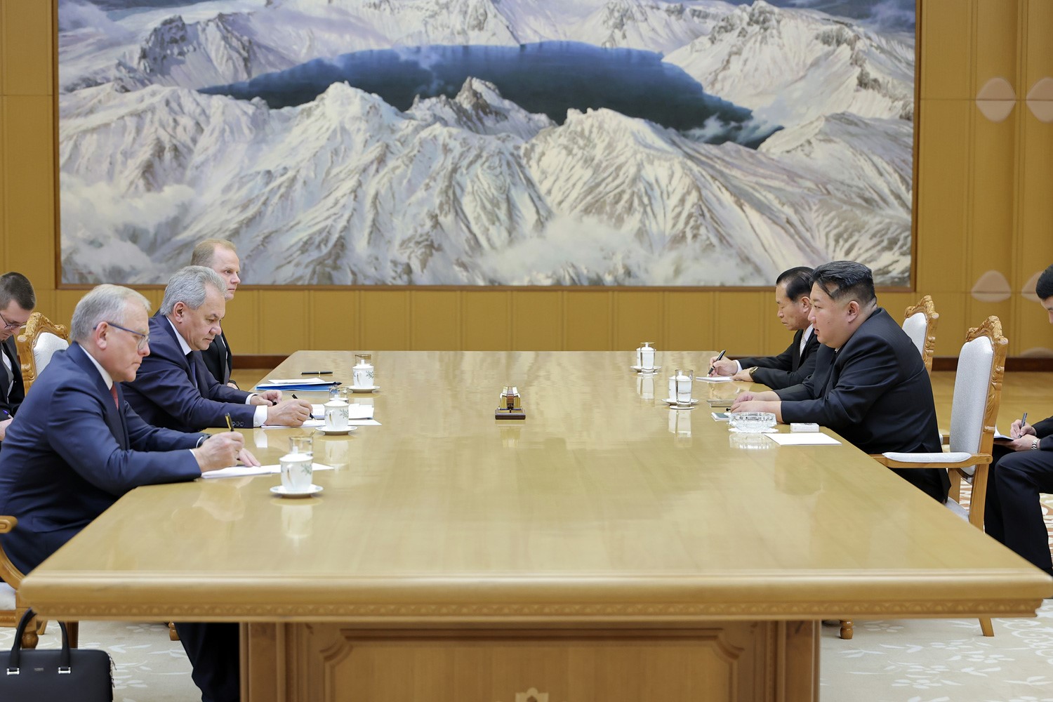 Kuzey Kore Lideri Kim, Rusya Güvenlik Konseyi Sekreteri Şoyguyu Pyongyangda Ağırladı