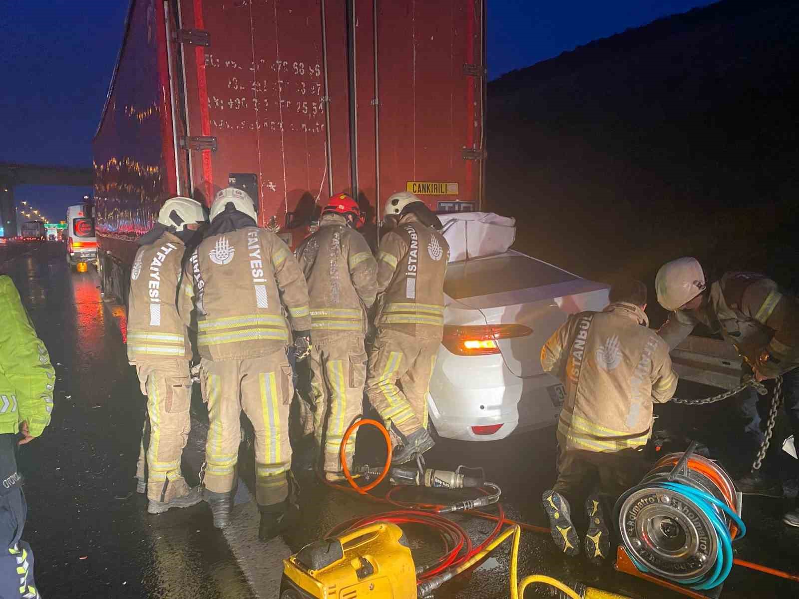 Kuzey Marmara Otoyolunda Otomobil Tıra Çarptı: 1 Ölü