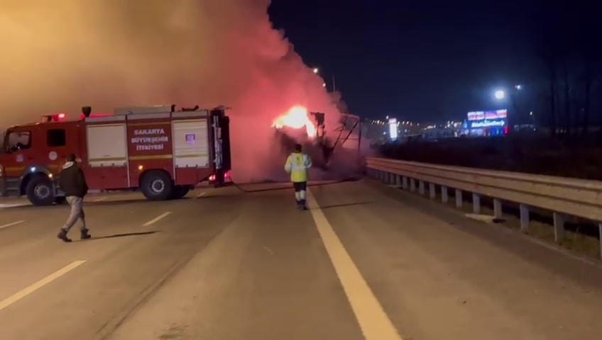 Kuzey Marmara Otoyolunda Seyir Halindeki Tırın Dorsesi Alev Topuna Döndü