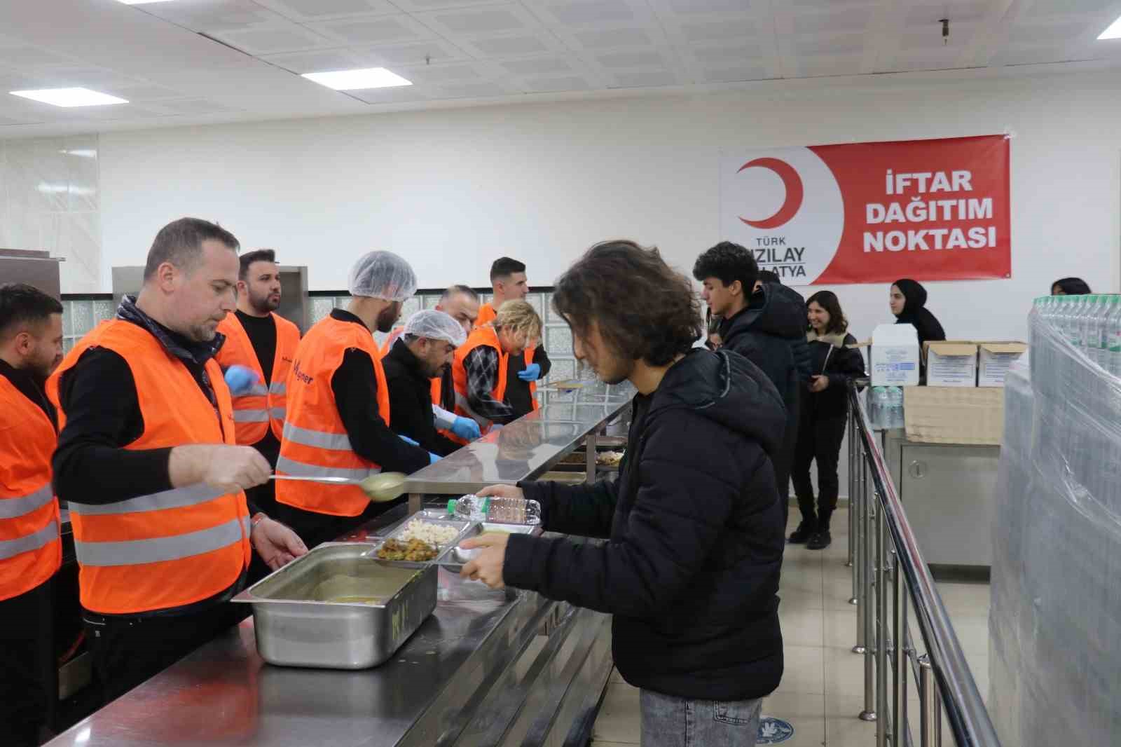 Maginderden Öğrencilere Ve Hasta Yakınlarına İftar Yemeği