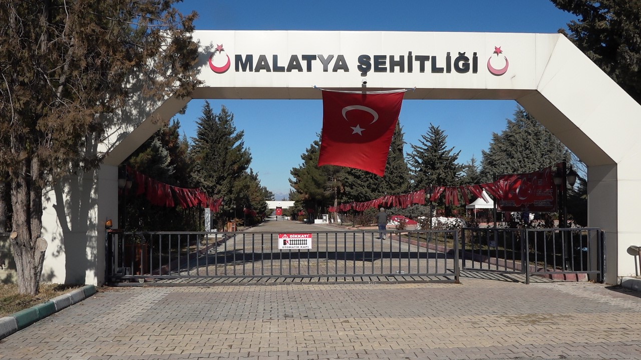 Malatya Şehitliğinde Kabirler Rutin Olarak Temizleniyor