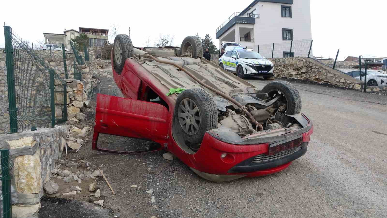 Malatyada İstinat Duvarına Çarpıp Ters Dönen Araçtaki 1 Kişi Yarandı