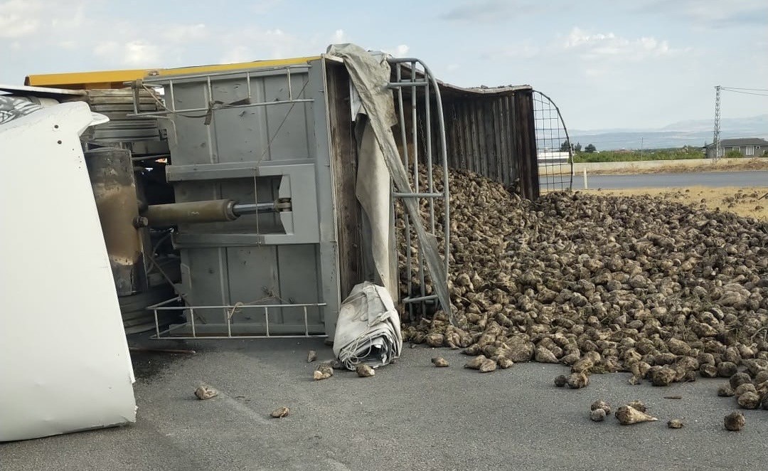 Malatyada Pancar Yüklü Kamyon Devrildi: 2 Yaralı