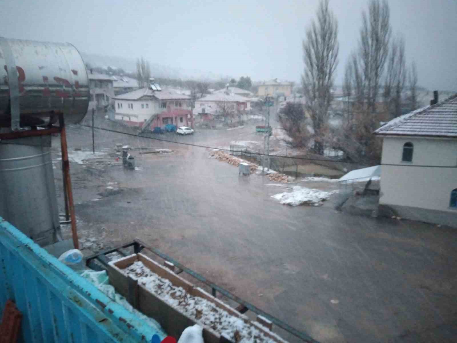 Malatyada Yüksek Rakımlı Bölgelerde Kar Yağışı Etkili Oldu