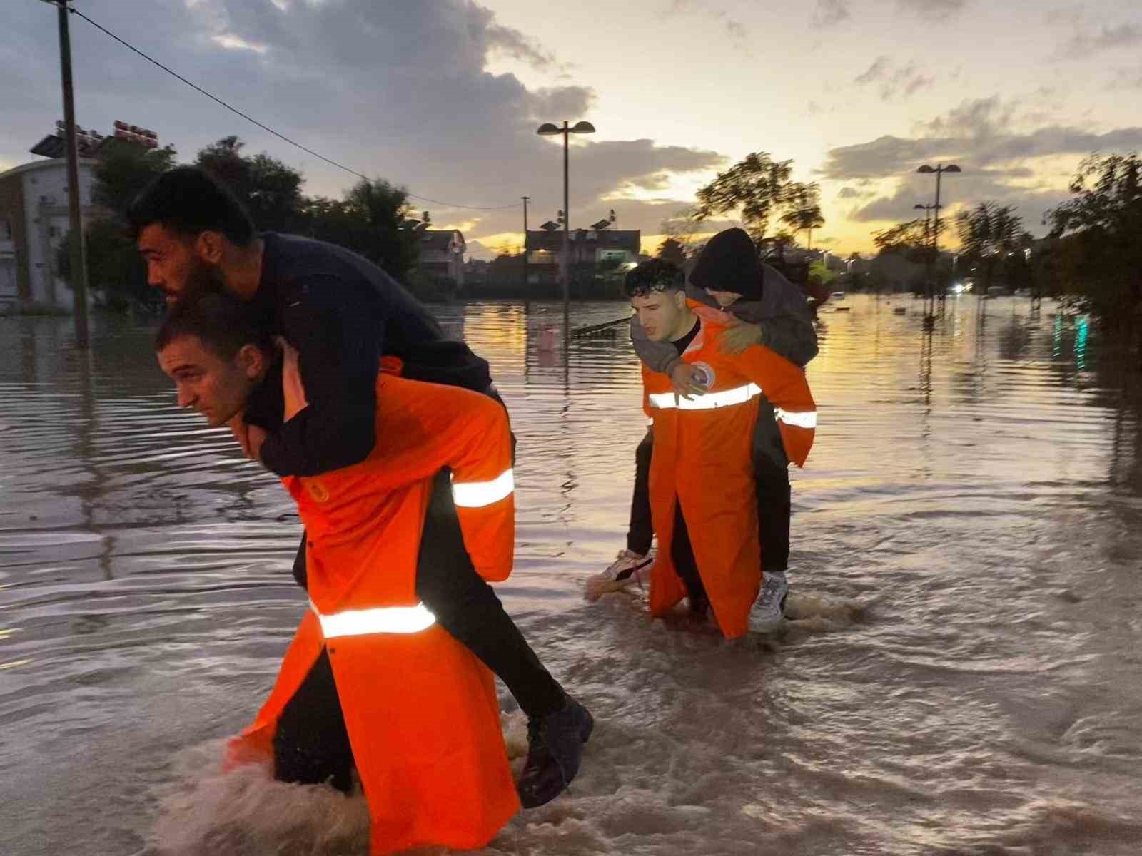 Manavgattaki Su Baskınlarında Mahsur Kalan Vatandaşlar Botla Kurtarıldı