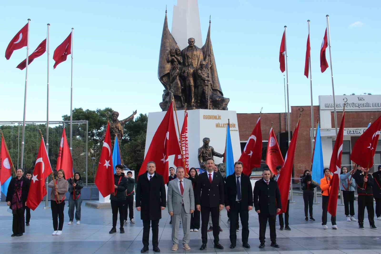 Manisada 24 Kasım Öğretmenler Günü Kutlandı