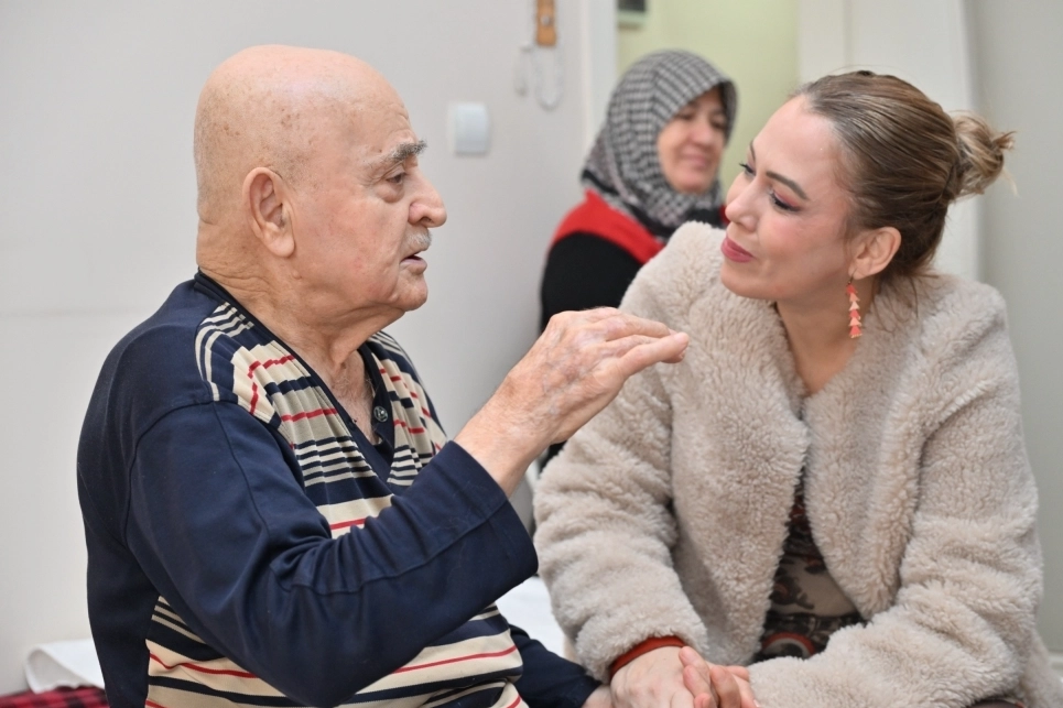 Manisa'da başkan eşinden duygusal ziyaret!