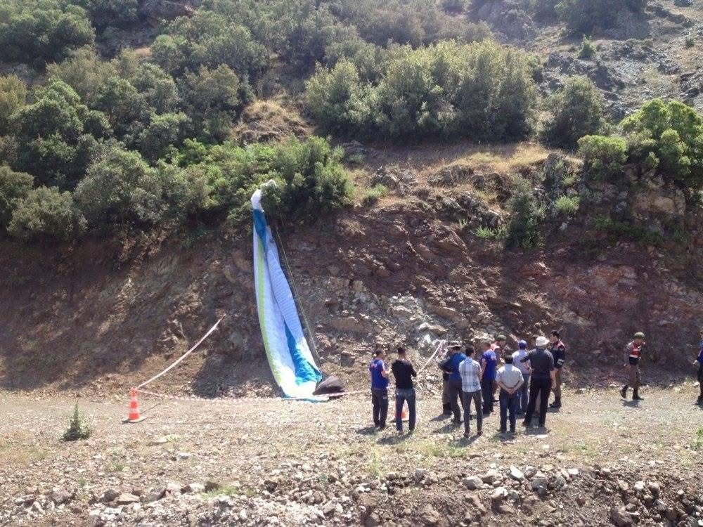 Manisada Kaybolan Paraşütçü Ölü Bulundu