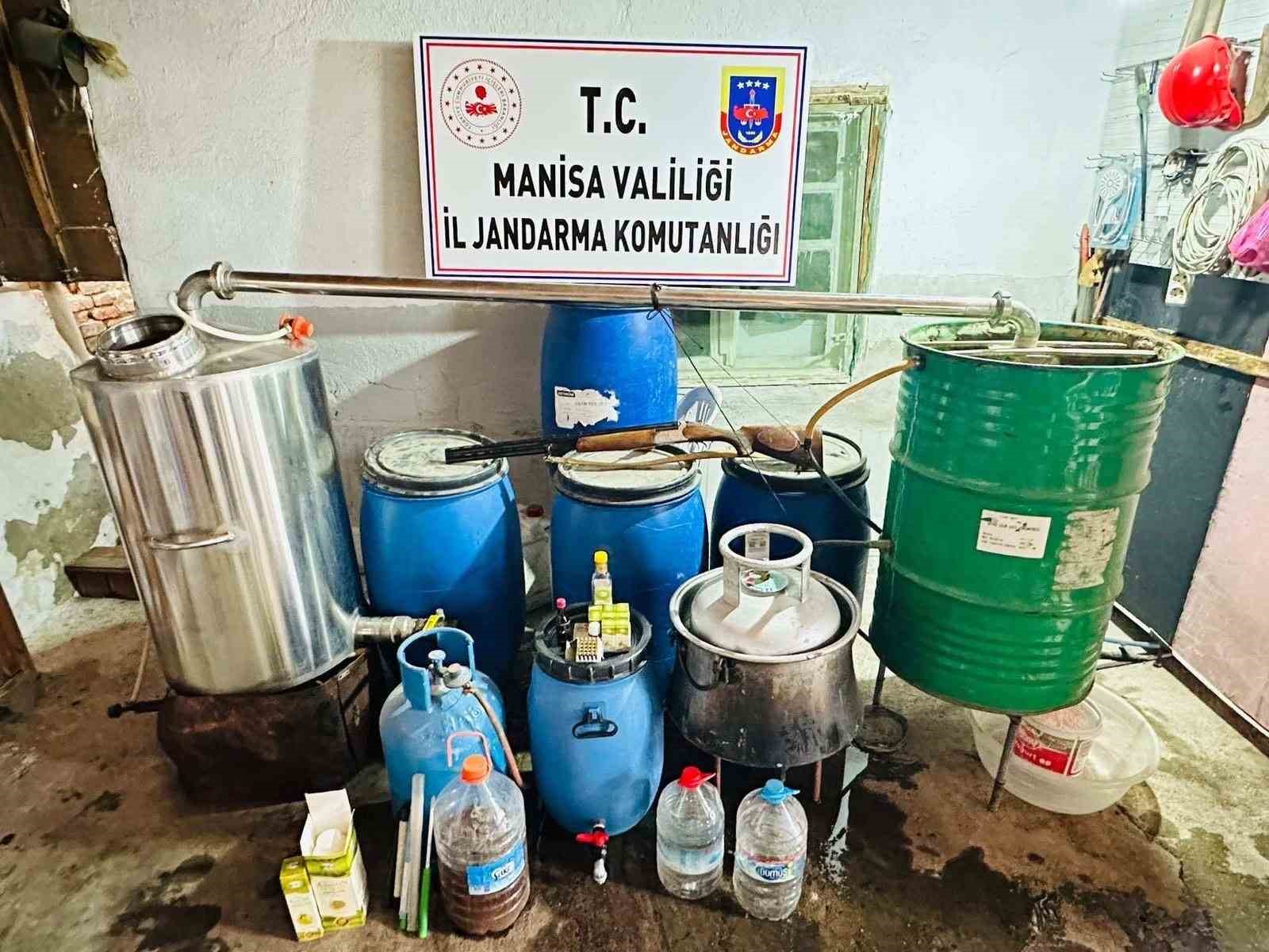 Manisada Yılbaşı Öncesi Sahte İçki Operasyonu: 610 Litre Rakı Ele Geçirildi