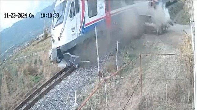 Manisada Yolcu Treni İle Otomobil Çarpıştı