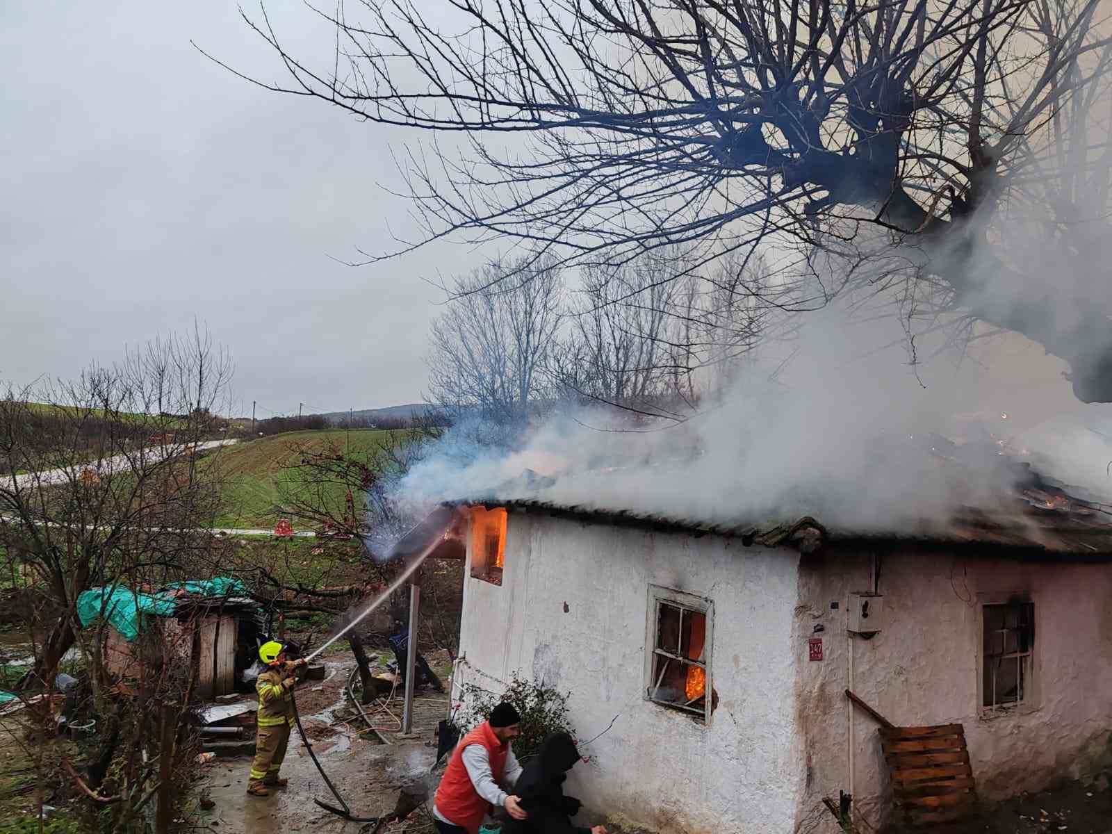 Manyasta Yangında Bir Ev Tamamen Yandı