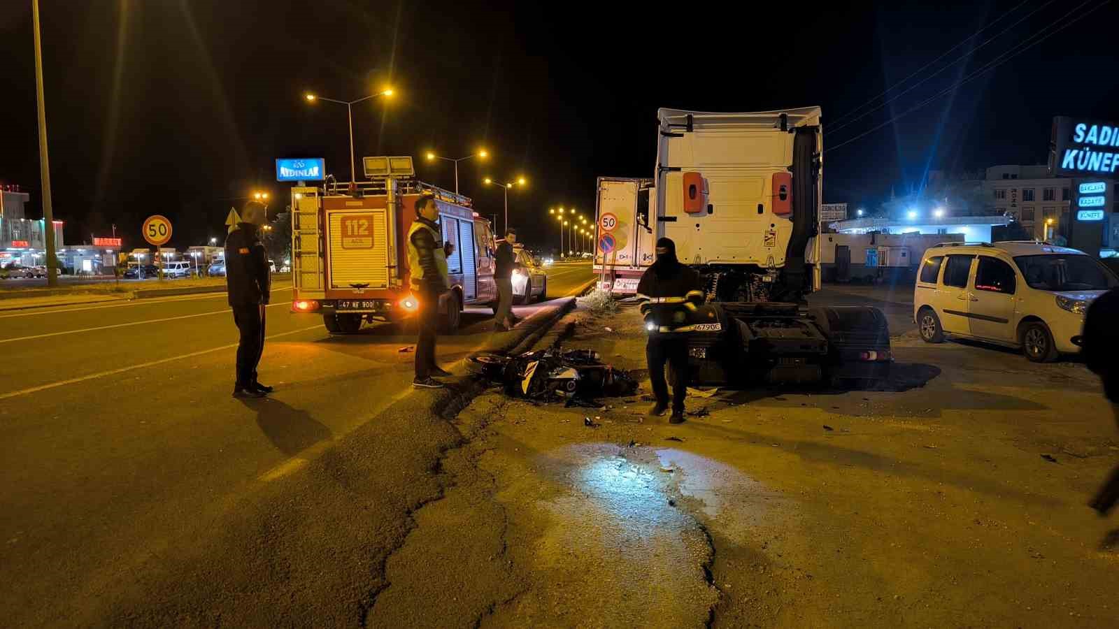 Mardinde Motosiklet Park Halindeki Tıra Çarptı: 2 Yaralı