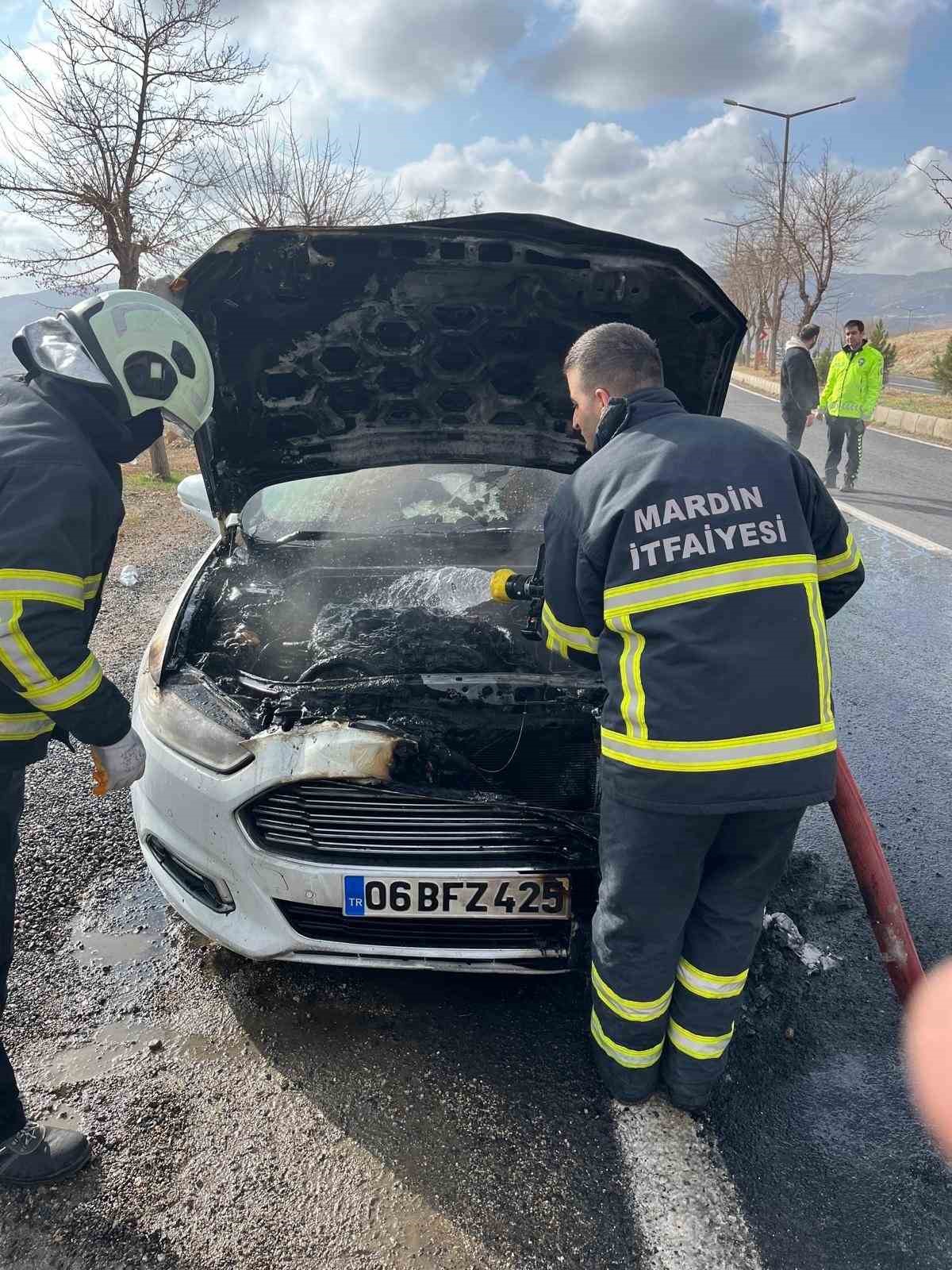 Mardinde Seyir Halindeki Otomobil Yandı