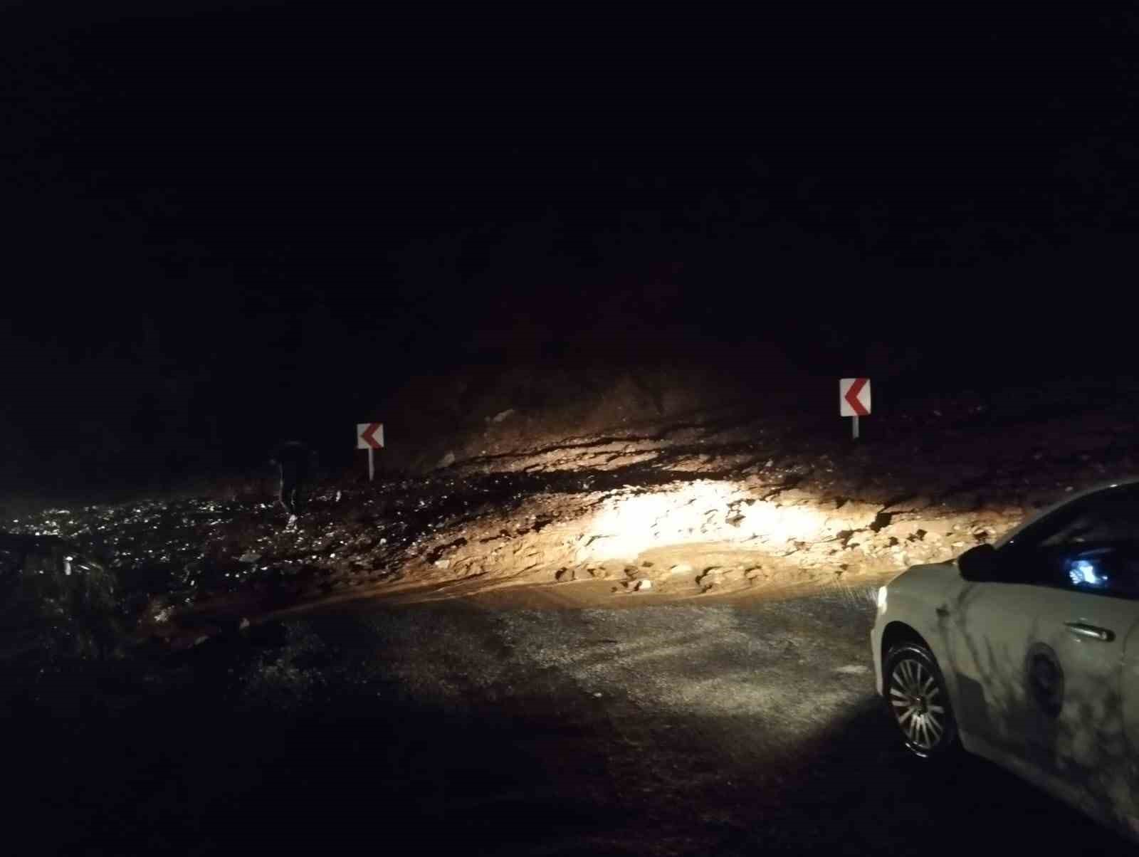 Marmariste Sağanak Etkili Oldu, Toprak Kayması Sonucu Yollar Kapandı