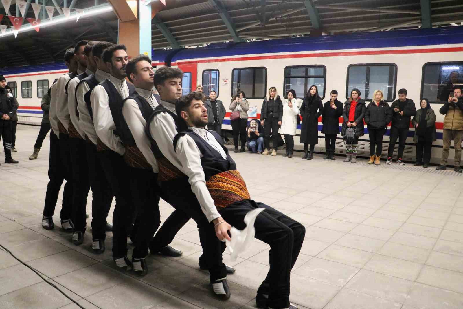 Masalsı Yolculuğun Treni Sivasa Vardı, Yolcular Halayla Karşılandı