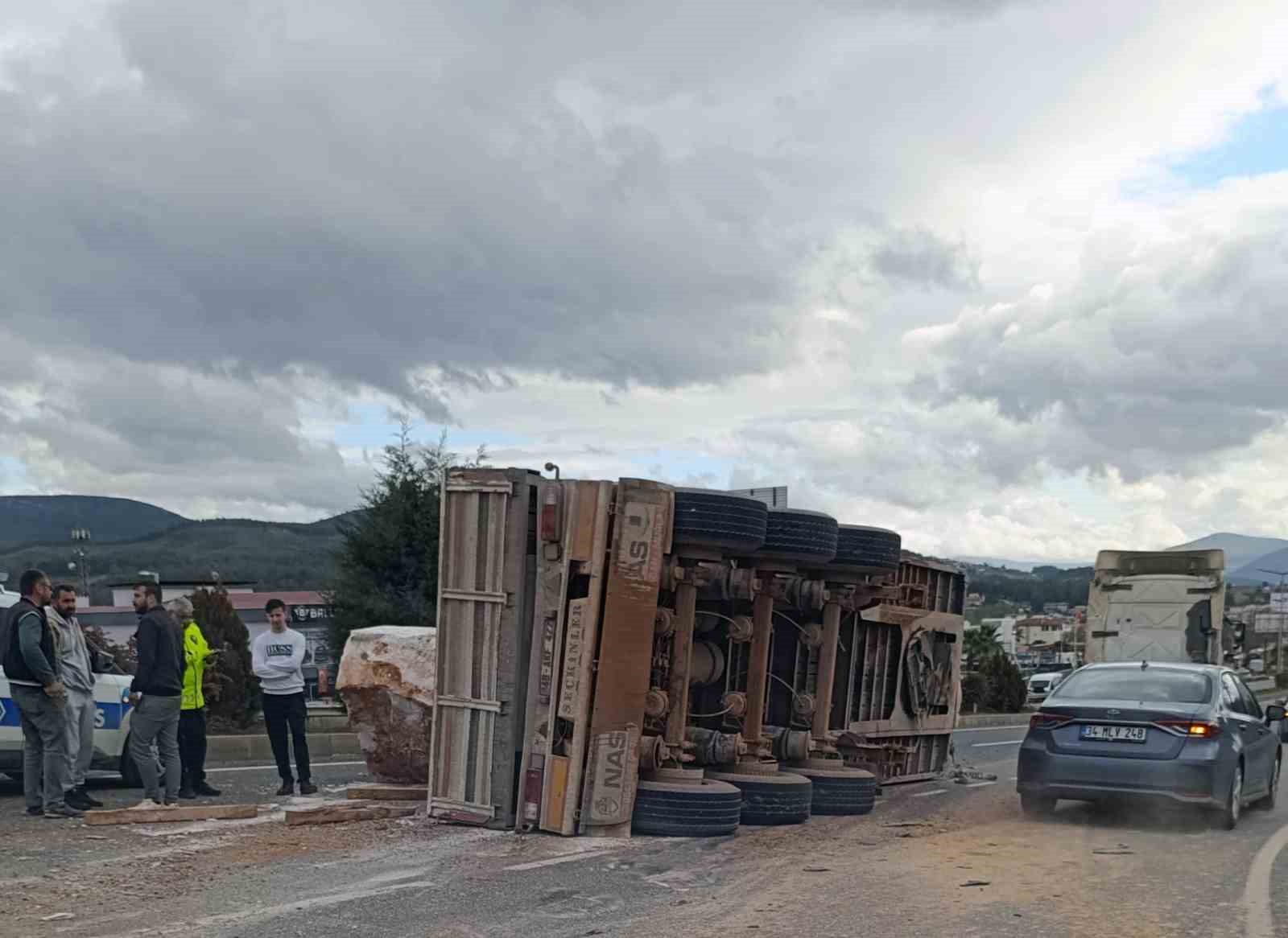 Mermer Blok Taşıyan Tırın Dorsesi Karayoluna Devrildi