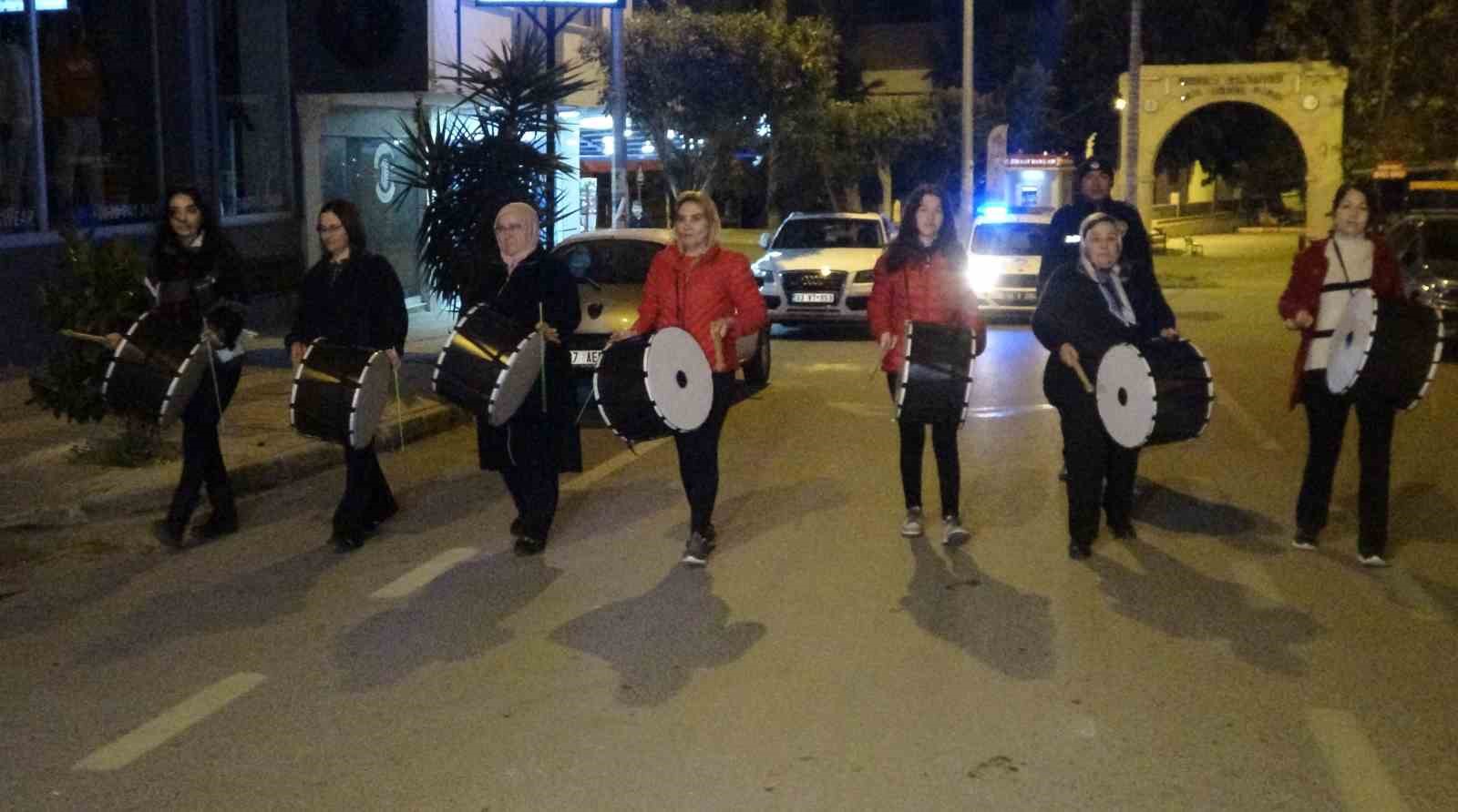 Mersinde Kadın Davulcular Vatandaşları Manilerle Sahura Uyandırdı