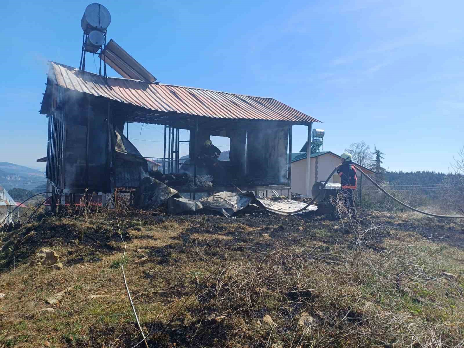 Mersinde Yayla Evi Yandı