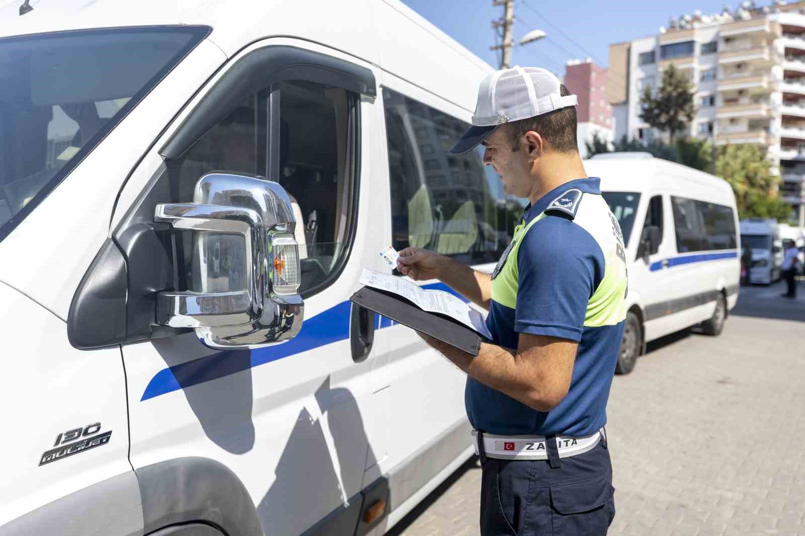 Mersinde Zabıta Ekipleri Okul Servislerini Denetliyor