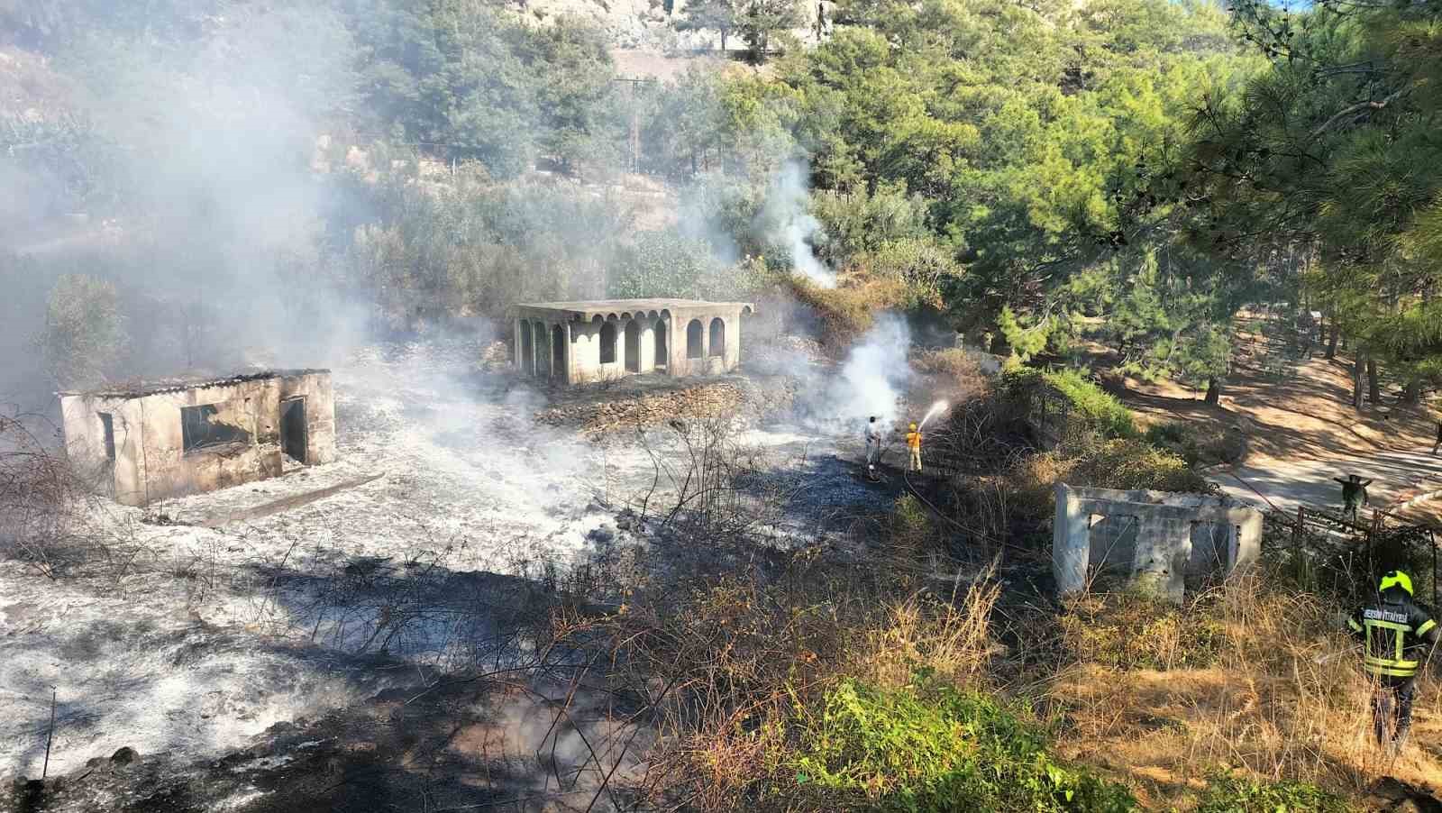 Mersinin Anamur İlçesinde Çıkan Yangın Kontrol Altına Alındı