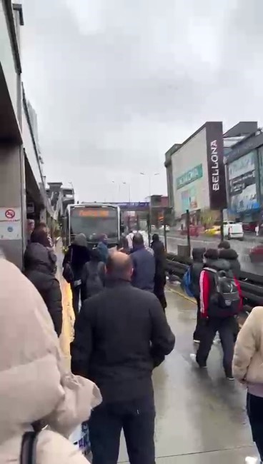 Metrobüsler Durağı Pas Geçince Vatandaşlar Çileden Çıktı