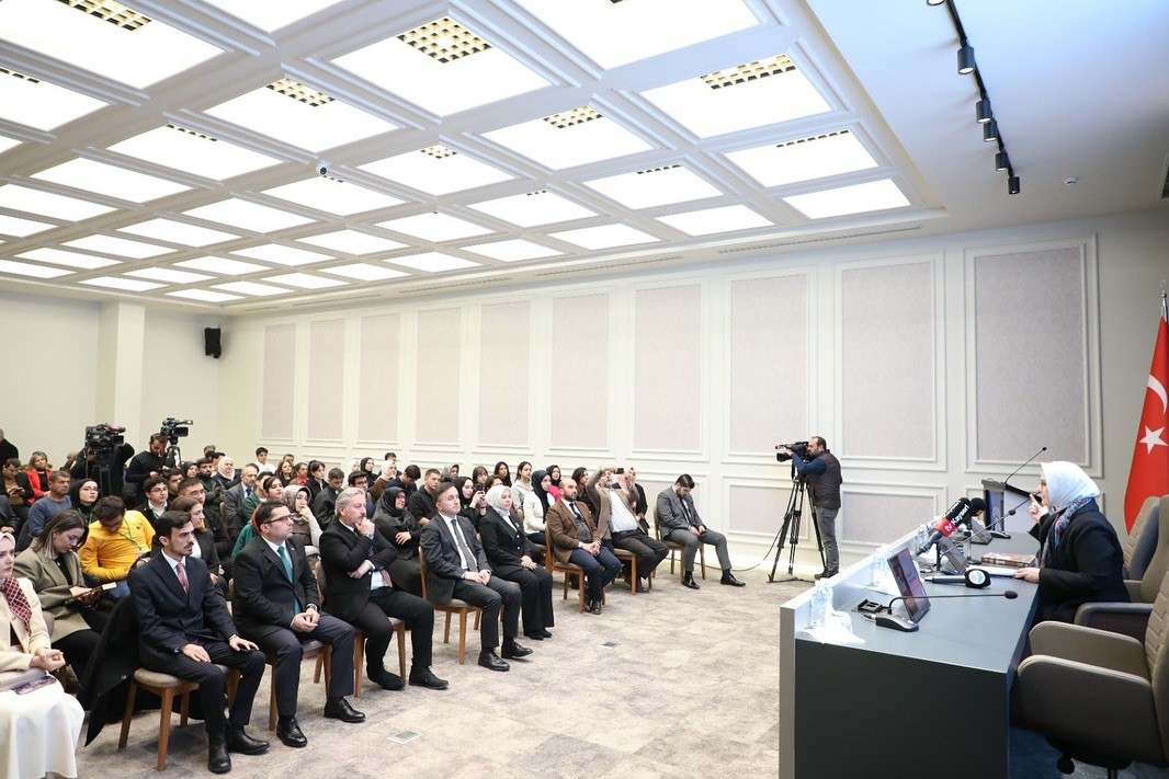 Milletvekili Ayşe Böhürler Mektep Melikgazide Gençlerle Söyleşi Yaptı