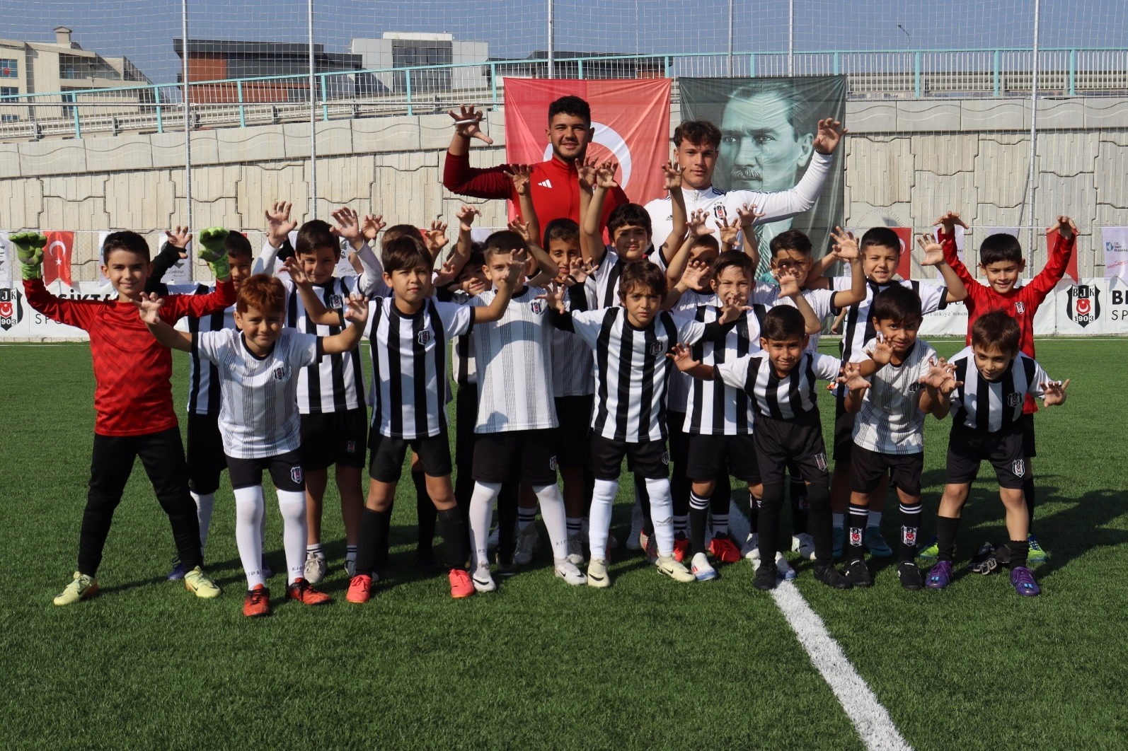 Minik futbolcular İzmit Belediyesi Cumhuriyet Bayramı Futbol Şöleninde doyasıya eğlendi 