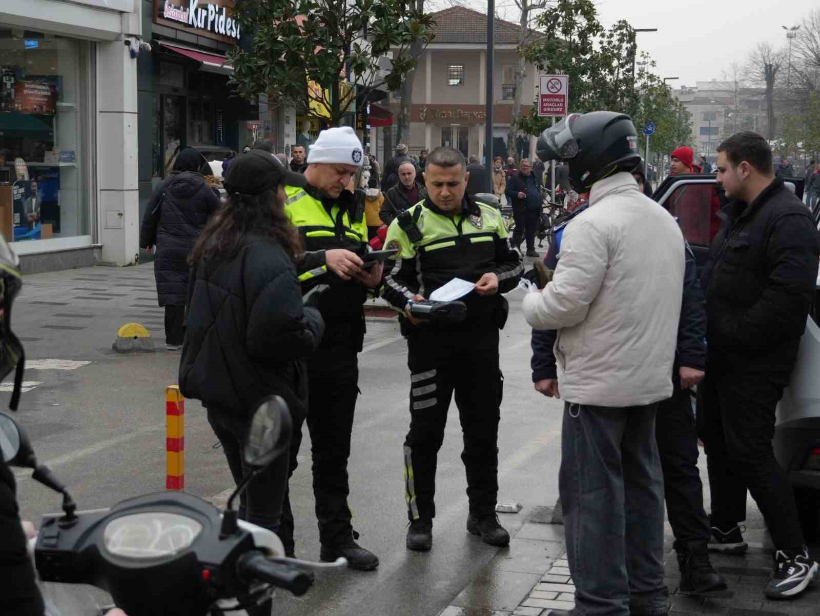 Motorlu Araç Trafiğine Kapalı Caddeye Girdiler, 993 Tl Ceza Yediler