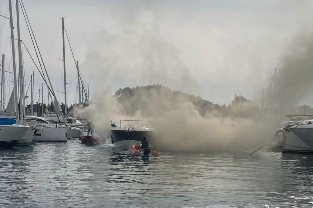 Muğla'da yat yangını! Acil Müdahale Tekneleri görev başında