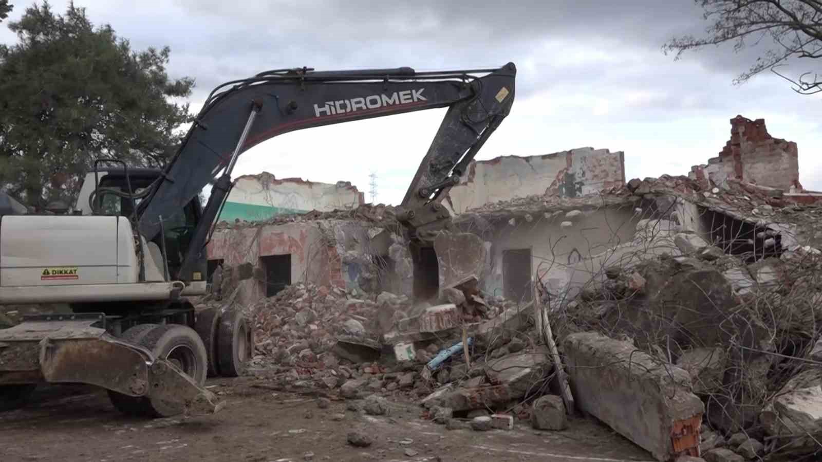 Muratobada Metruk Bina Kontrollü Şekilde Yıkıldı