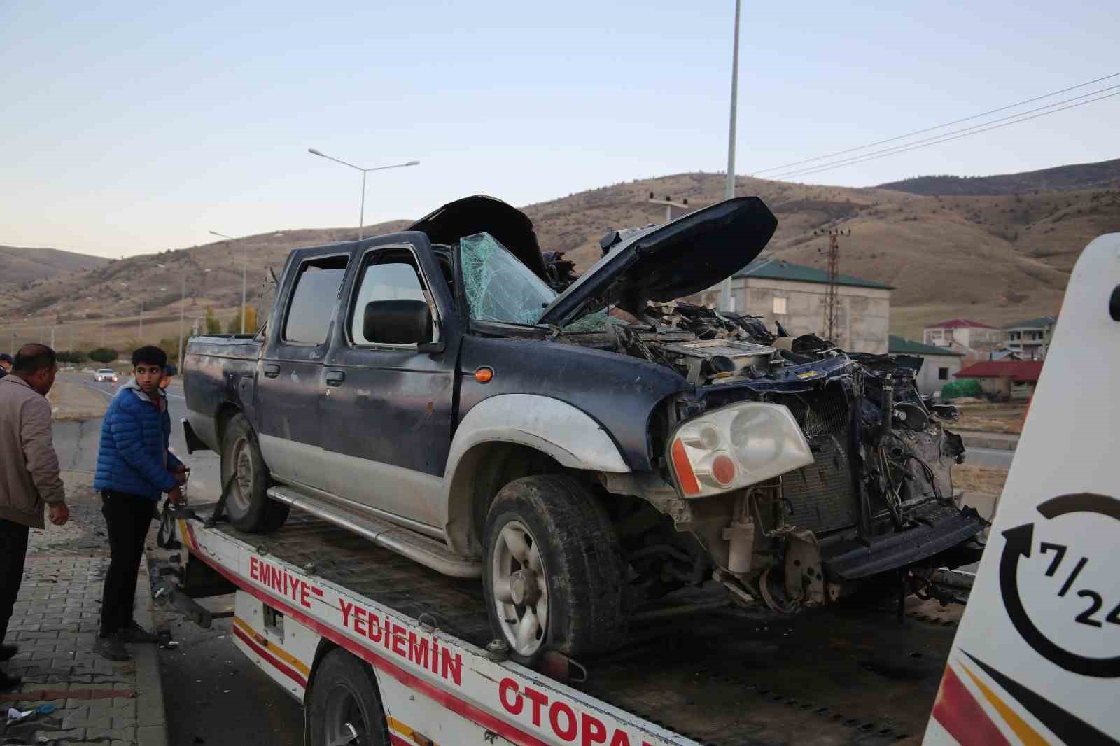 Muşta Hafif Ticari Araç İle Kamyon Çarpıştı: 3 Yaralı