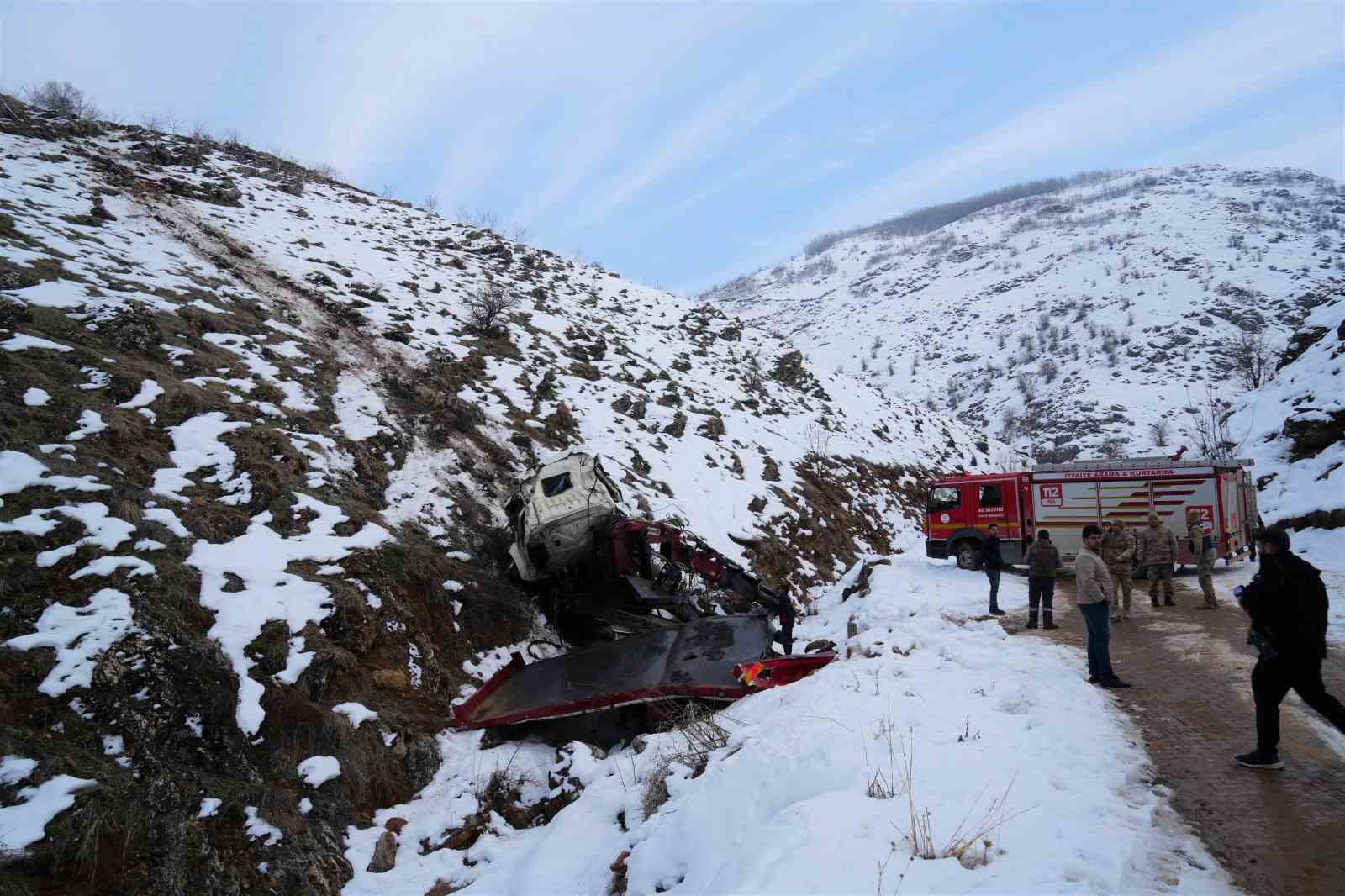 Muşta Park Halindeki Vinç 700 Metrelik Uçurumdan Yuvarlandı