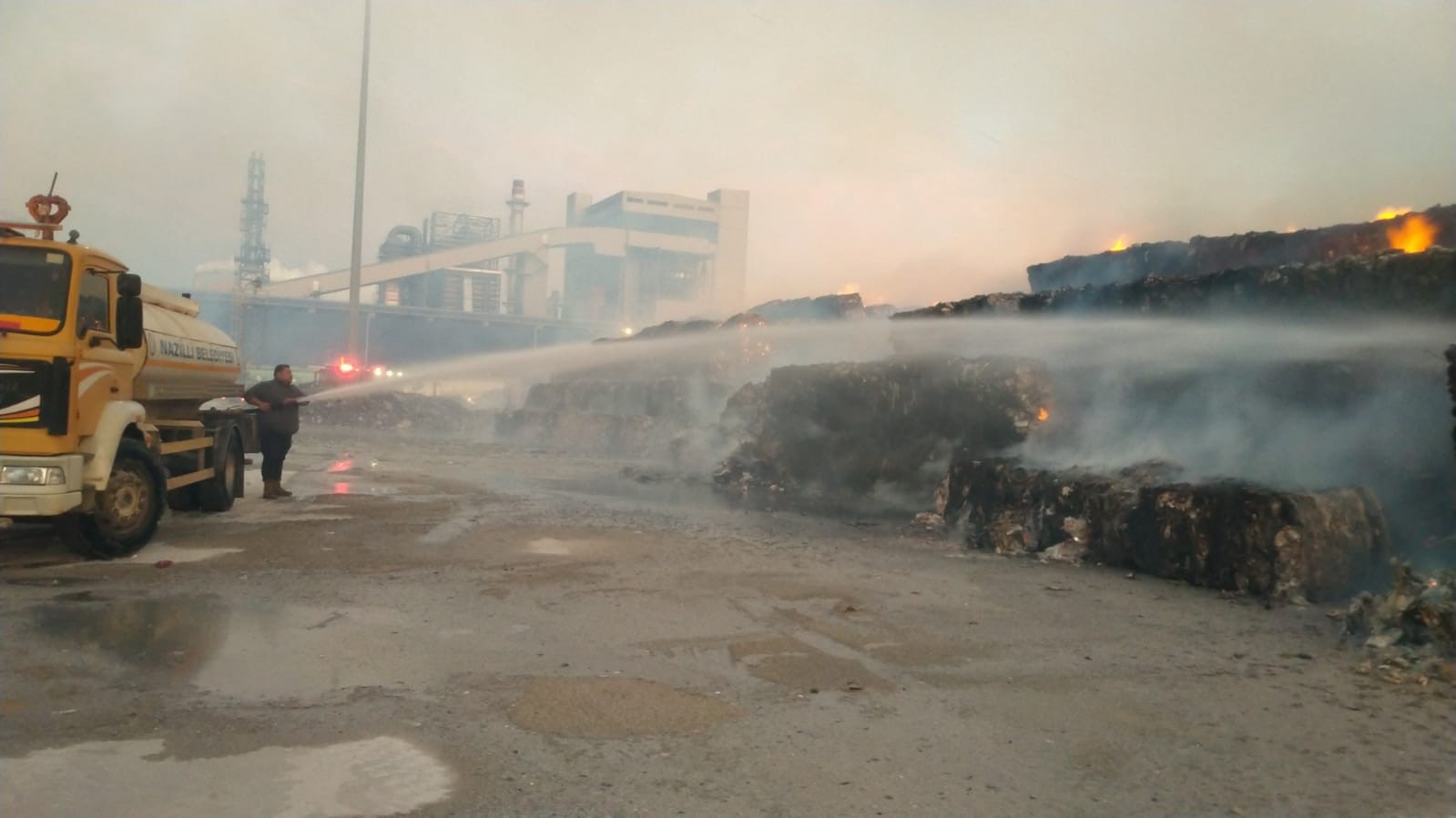 Nazilli Belediyesinden Sökedeki Yangının Söndürme Çalışmalarına Destek