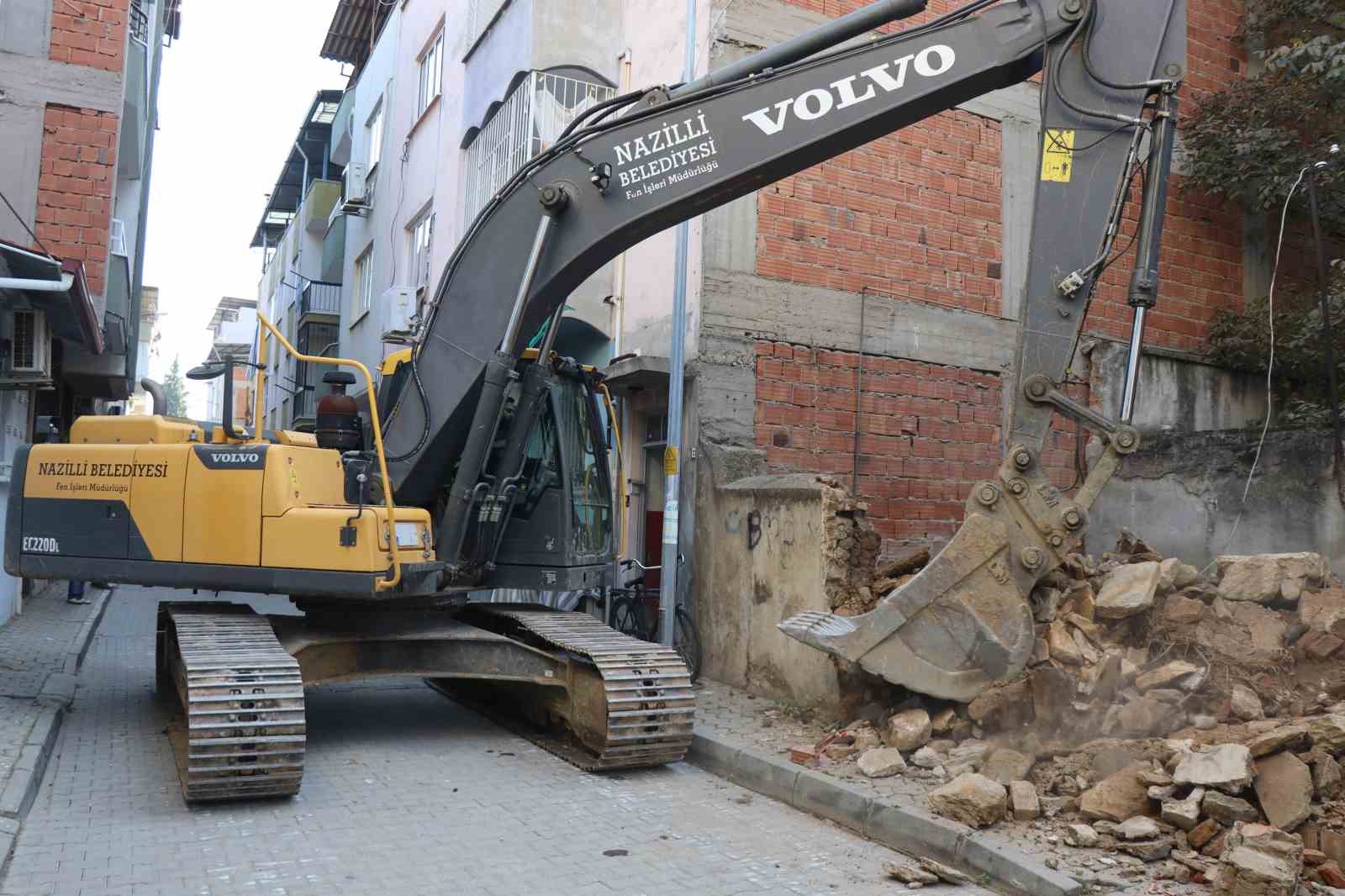 Nazillide Metruk Binaların Yıkımı Sürüyor