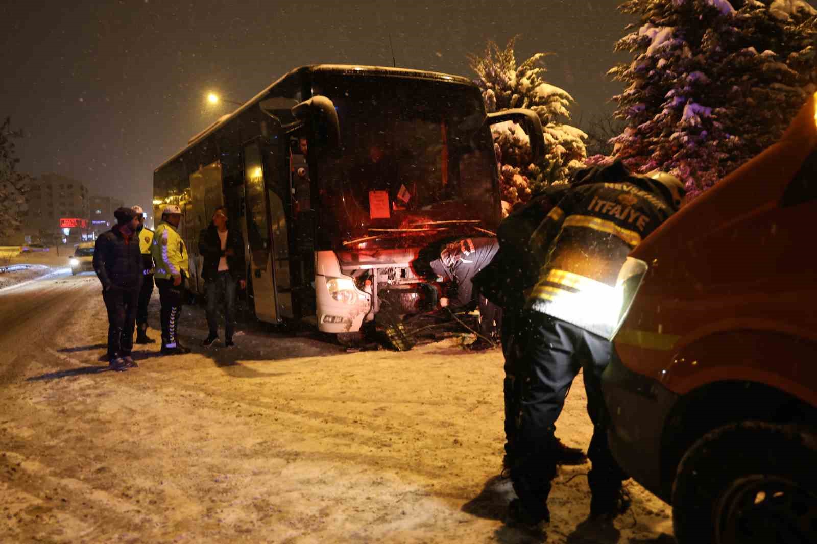 Nevşehirde Yolcu Otobüsü İle Otomobil Çarpıştı